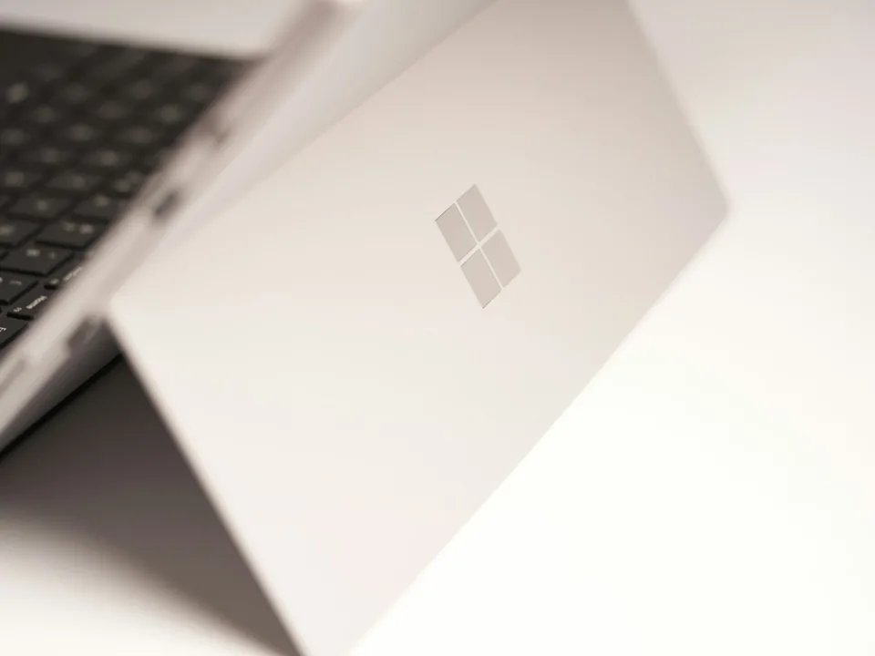 white-laptop-computer-on-white-table