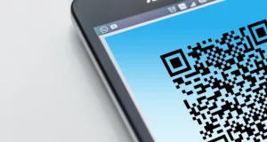Free High-resolution close-up of a smartphone displaying a QR code on its screen. Stock Photo